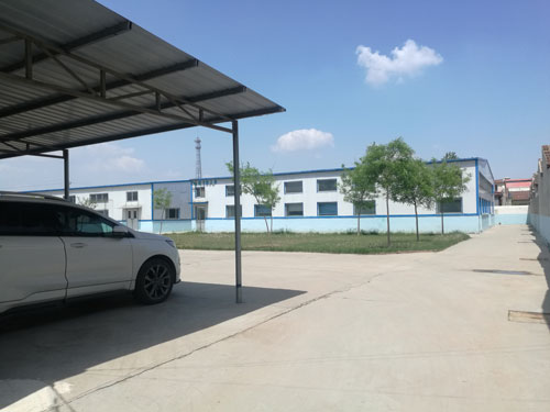 德州健之源地處魯西北平原，毗鄰黃河故道森林公園，生產(chǎn)條件環(huán)境優(yōu)越，擁有現(xiàn)代化的廠房，標(biāo)準(zhǔn)化的生產(chǎn)車間，公司擁有三證：SC食品生產(chǎn)許可證、GMP證、食品出口生產(chǎn)企業(yè)證書(shū)，生產(chǎn)過(guò)程中采用ISO22000管理體系進(jìn)行科學(xué)管理，并擁有近十年的生產(chǎn)加工經(jīng)驗(yàn)，產(chǎn)品口感、湯色、功效等各項(xiàng)指標(biāo)均能達(dá)到客戶滿意，生產(chǎn)采用全自動(dòng)帶線帶牌袋泡茶包裝機(jī)生產(chǎn)線，有全套的粉碎和超微粉碎、分篩、烘干、滅菌、制粒、制袋等設(shè)備，科學(xué)的生產(chǎn)工藝和嚴(yán)格規(guī)范的滅菌殺毒技術(shù)。